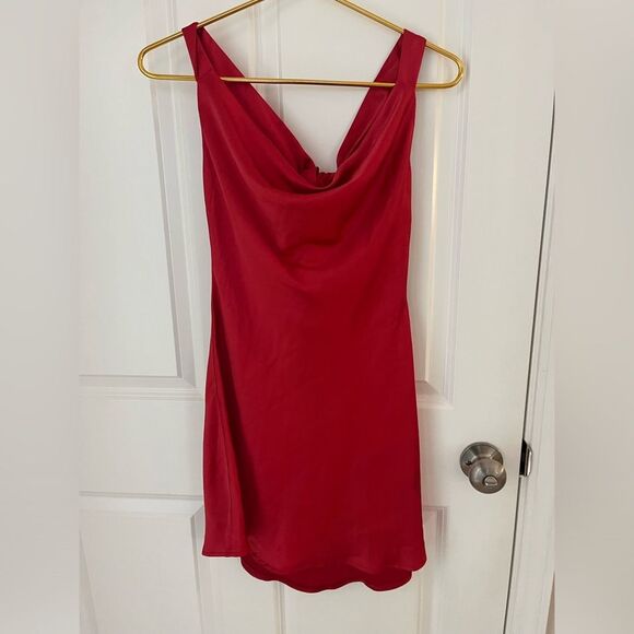 NWT SELFIE LESLIE
CHAMPAGNE SHOWERS HALTERNECK SLIP MINI DRESS WINE - Picture 2 of 4